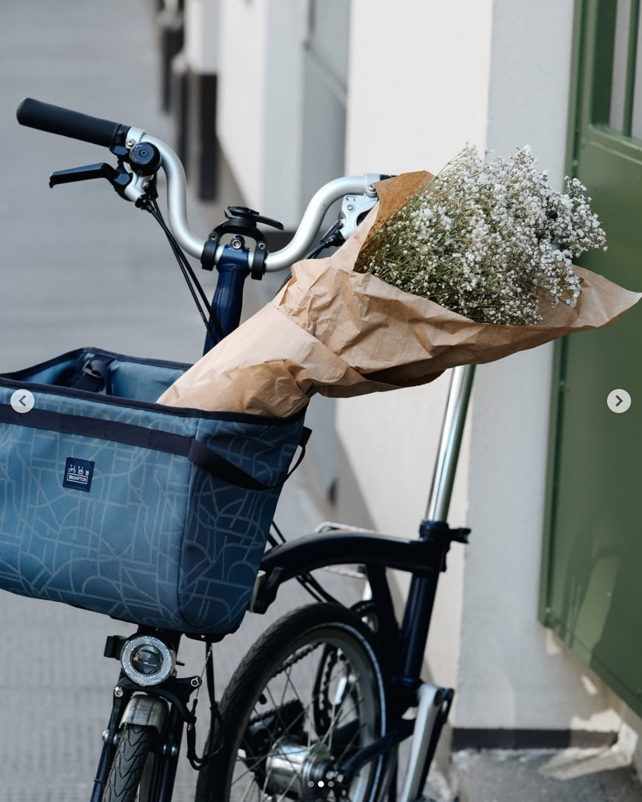 Brompton Rad mit Blumen vor dem Café